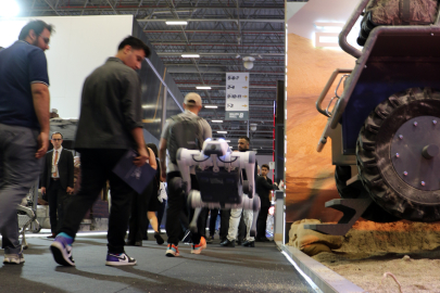 IDEF'te robot köpeklere büyük ilgi! Zıplayıp takla atabiliyorlar