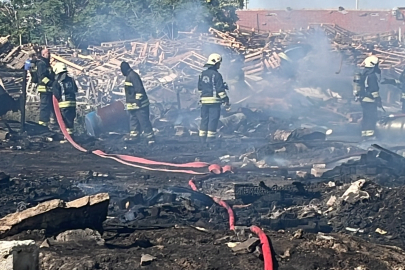 Konya'da iş yerinde çıkan yangın bahçedeki tahta paletlere sıçradı
