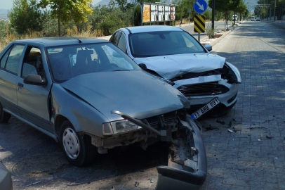Manisa Kırkağaç’ta iki otomobil çarpıştı: 2 yaralı
