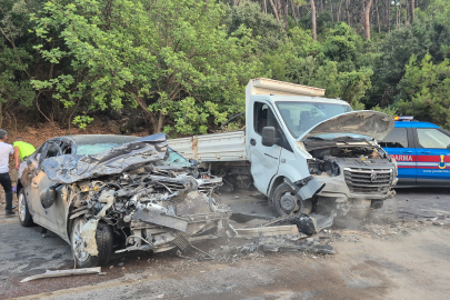 Muğla'da kamyonetle otomobil kafa kafaya çarpıştı: 4 yaralı