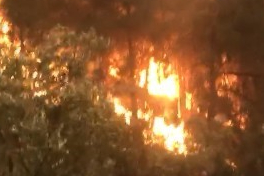 Sakarya'da belediye başkanı alevlerin ortasında kaldı