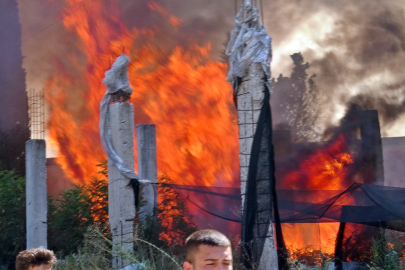 Antalya'da bir ev ve depo alevlerin arasında kaldı