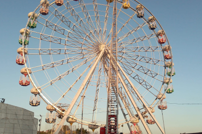 Balıkesir'de dönme dolapta mahsur kalan 3 kişi, 42 metrelik itfaiye merdiveniyle kurtarıldı