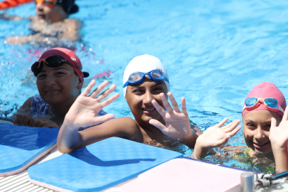 Bursa'da minik kulaçlar ikinci dönemi tamamladı