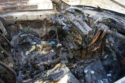 Edirne’de park halindeki iki otomobil alev alev yandı