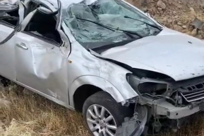 Elazığ’da otomobil şarampole yuvarlandı: 2 yaralı