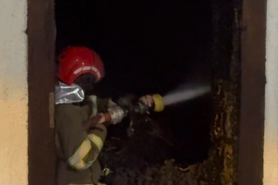 Karabük'te alevlere teslim olan müştemilat kamerada