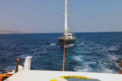 Muğla Datça’da açıklarında arızalanan ve sürüklenen yelkenli tekne kurtarıldı
