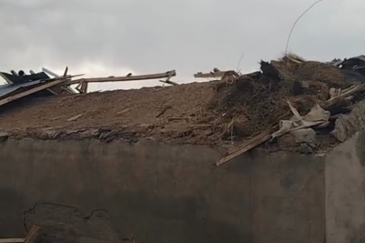 Muş Malazgirt’te etkili olan fırtına ev ve ahırların çatısını uçurdu