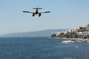 Bursa'da yangın söndürme uçakları denizden su alırken görüntülendi