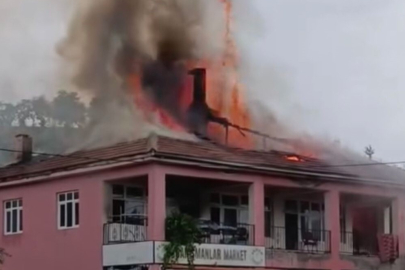 Elazığ’da çatı yangını, itfaiye tarafından söndürüldü