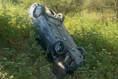 Bursa'da lastiği patlayan otomobil şarampole yuvarlandı!