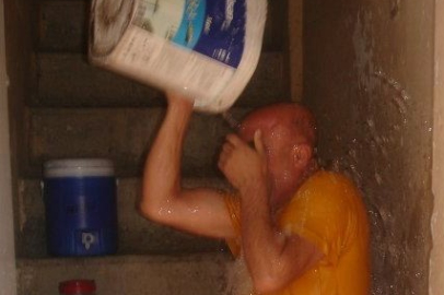 Elazığ'da sıcaklığa dayanamadı kafasından aşağı kovayla su döktü