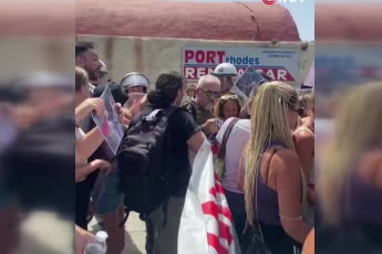 İsrailli turistleri taşıyan gemi Rodos Adası’nda protesto edildi