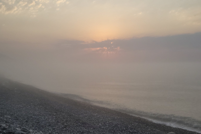 Kastamonu'da sıcaklığı 15 dereceye düşen denizin üzerinde sis bulutu oluştu