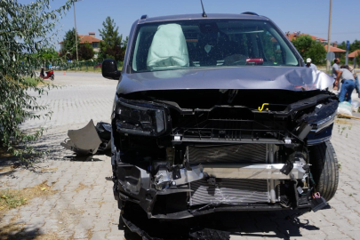 Burdur'da hafif ticari araç ile traktör çarpıştı: 7 kişi yaralandı