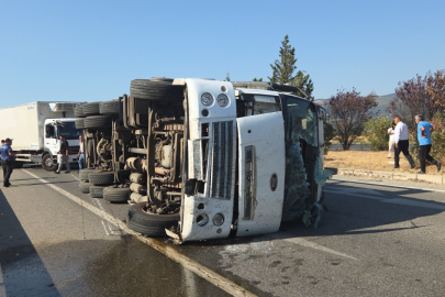 Bursa'da plastik hammadde yüklü kamyon devrildi