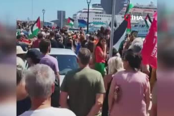 İsrailli turistleri taşıyan gemi bu kez Girit Adası'nda protesto edildi