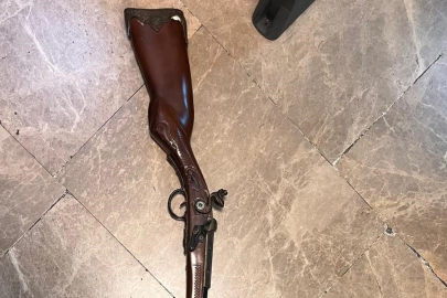 İstanbul'da metroda tavşan kostümü ve oyuncak tüfekle gezen şahıs yakalandı