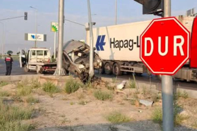 Kayseri'de ticari araç elektrik direğine çarptı: 7 yaralı