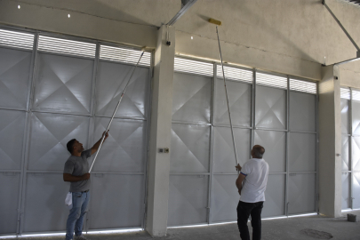 Bursa'da belediye ekipleri, boya-badana ve tadilat hizmetiyle yüzleri güldürdü