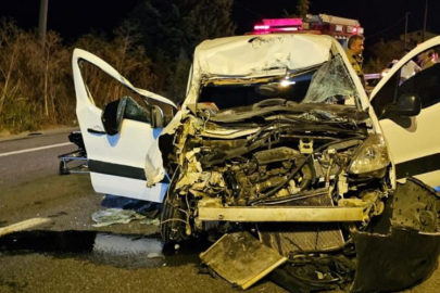 Bursa'da korkutan kaza! Araçta sıkıştılar: Yaralılar var...