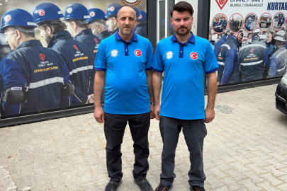 Bursa'da yangınla mücadele arasında araç üzerinde namazını kılan kahramanlar konuştu