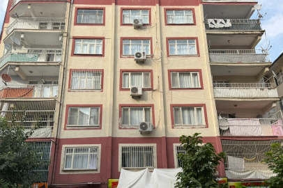 Diyarbakır'da depremde hasar alan bina boşaltıldı