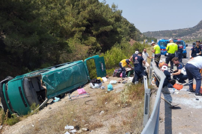 Sivas'ta minibüs devrildi: 13 yaralı