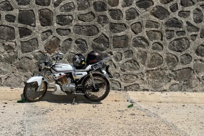 Bartın'da tekeri patlayan motosiklet metrelerce sürüklendi