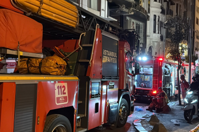 İstanbul Beyoğlu'nda eğlence mekanı çatısında korkutan yangın