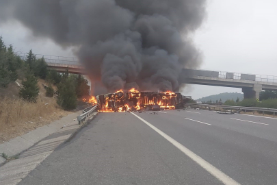 Mersin Tarsus'ta kaza yapan elyaf yüklü tır alev alev yandı