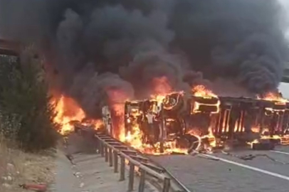 Mersin Tarsus'ta kaza yapan elyaf yüklü tır alev alev yandı