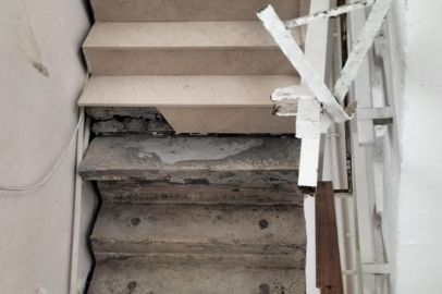 Adana'da merdiven çöktü, 20 kişi mahsur kaldı