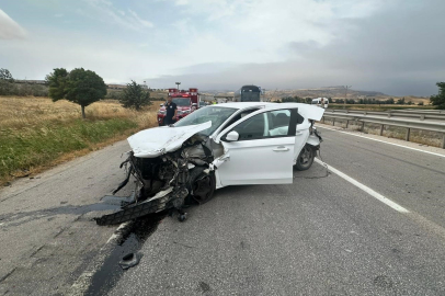 Amasya’da otomobil tıra çarptı