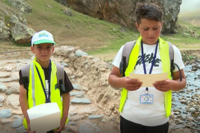 Bakan Kurum'dan çöpleri toplayan iki kardeşe teşekkür