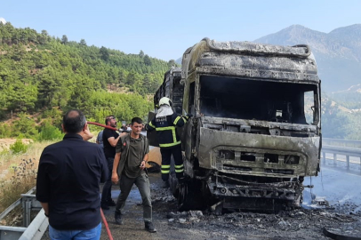 Burdur'da seyir halindeyken alev alan tır küle döndü
