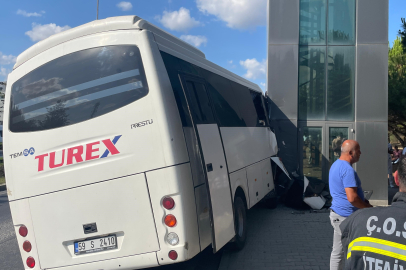 Tekirdağ'da işçi servisi direğe çarptı: 16 yaralı