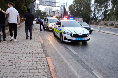 Adana'da refüje ve direğe çarpan motosikletli hayatını kaybetti