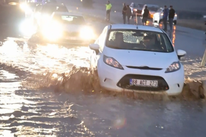 Aksaray-Nevşehir karayolunu sel vurdu: Yol trafiğe kapandı