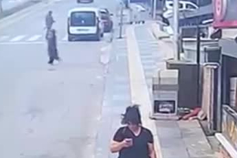 Ankara'da freni boşalan aracın altında kalmaktan saniyelerle kurtuldular