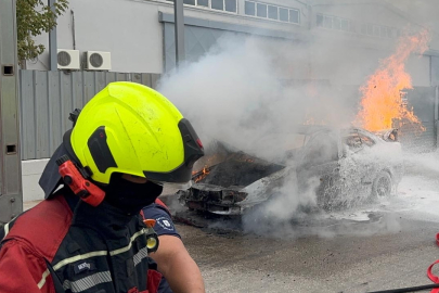 Balıkesir Bandırma Sanayi Sitesi'nde araç yangını korkuttu