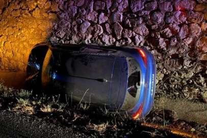 Bursa'da kaza sonrası su kanalına devrildi! Yaralılar var...