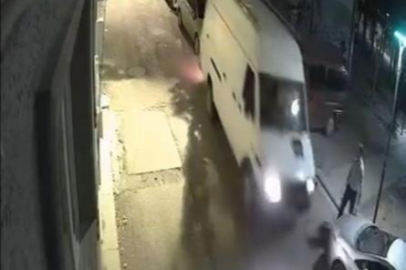 Bursa'da feci kaza anı: Kamyonetle çarpıp kaçtı, polis peşine düştü