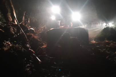 Rize’de heyelan: Yol ulaşıma kapandı