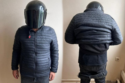 Adana sıcağında montla trafiğe çıkınca polise yakalandı! Üstünden çıkanlar şaşkına çevirdi