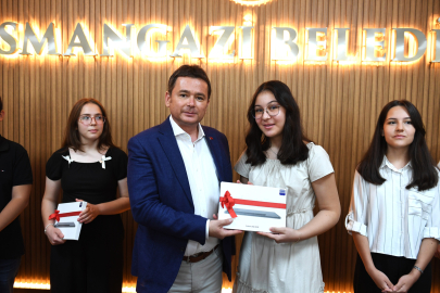 Bursa'da Başkan Erkan Aydın başarılı öğrencileri ödüllendirdi