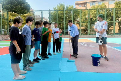 Bursa'da Başkan Aydın gençlerle basketbol sahası boyadı