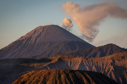 Endonezya'daki Semeru Yanardağı'nda 2 patlama meydana geldi