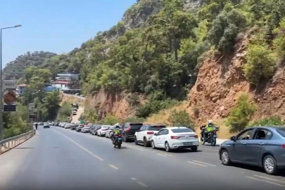 Fethiye-Ölüdeniz kara yolunda tatilci yoğunluğu: 3 kilometrelik trafik